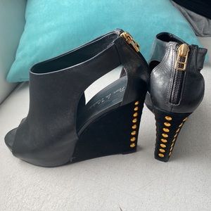 Pour La Victoire Size 9 peep toe wedges